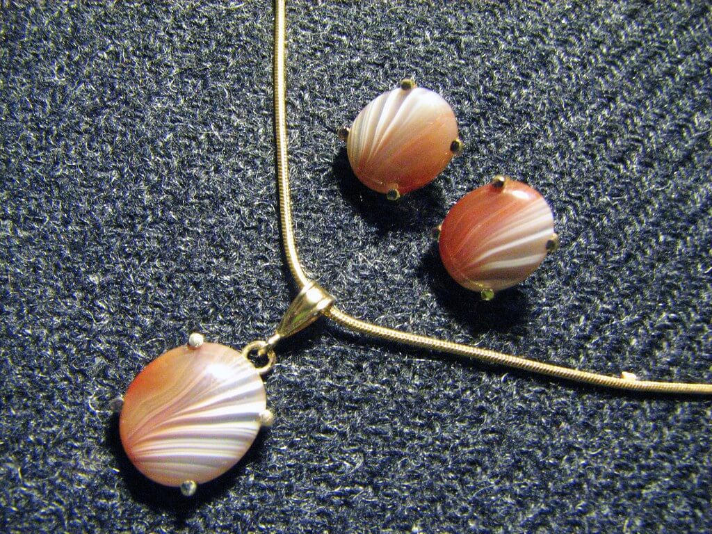 simple gold necklace design